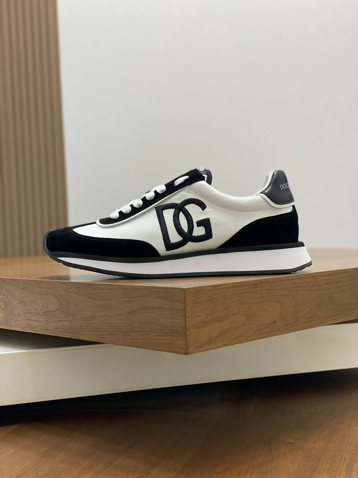 Factory price: 458💰••New products••Dolce&Gabbana••DG✔️High-end men's sports•casual shoes. Original goods from top counters. Original imported cowhide, multi-material splicing design ➕Imported cowhide lining, cowhide feet ➕Original TPR elastic outsole. Size: 39-44 (38, 45 customized)